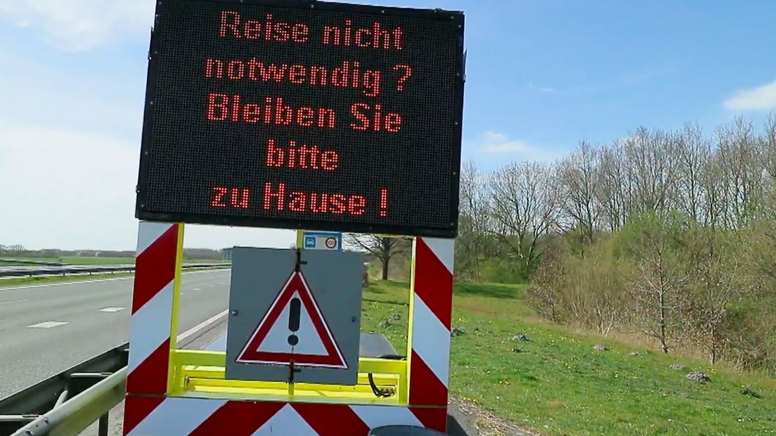 Een waarschuwingsbord bij de grensovergang bij Bad Nieuweschans tijdens eerder deze pandemie