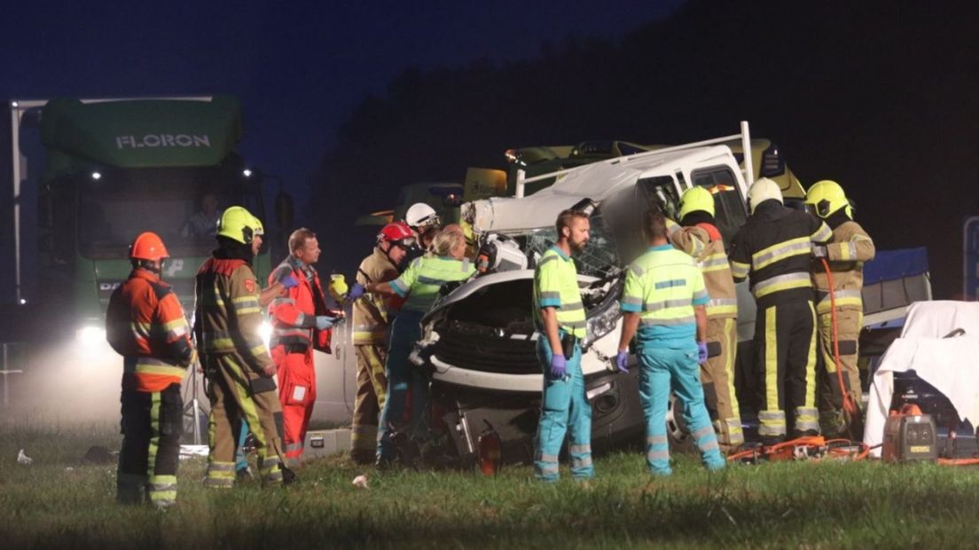 Hulpdiensten proberen te helpen op de plaats van het ongeval.