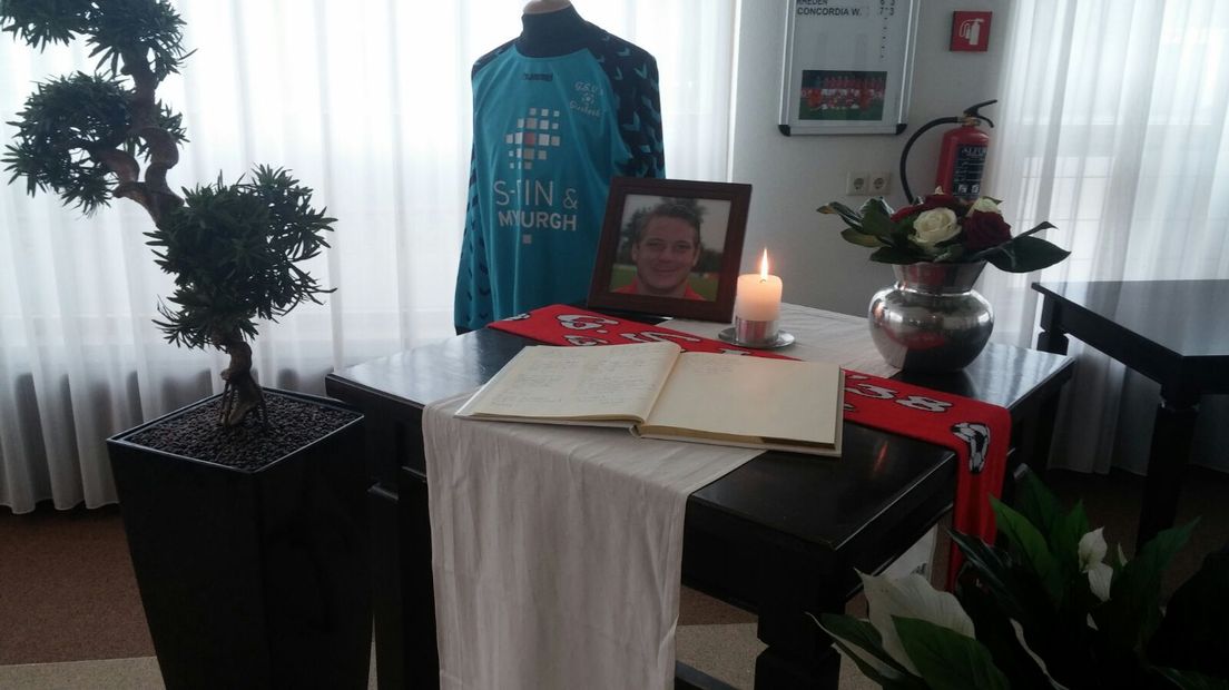 In het clubhuis van voetbalclub GSV'38 uit Giesbeek zijn zondagochtend zo'n 300 mensen bijeengekomen om de 20-jarige Lars aan de Meulen te herdenken. De vader van de jongen was een van de sprekers in de stampvolle kantine.
