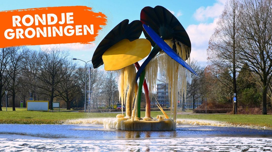 De deels bevroren fontein in Veendam