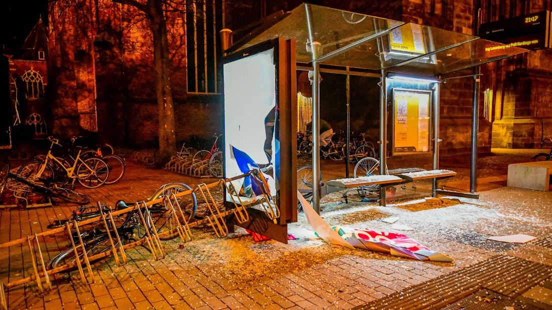Een vernield bushokje aan de Grote Markt in Groningen