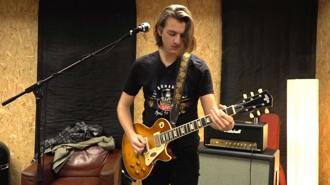 Meryn Bevelander aan het repeteren bij de Nijmeegse muzikale broedplaats De Basis.