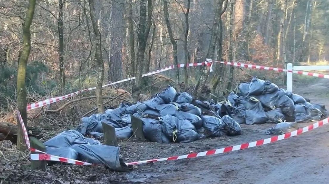 Boswachters vinden steeds vaker rotzooi die mensen in de natuur hebben gedumpt.