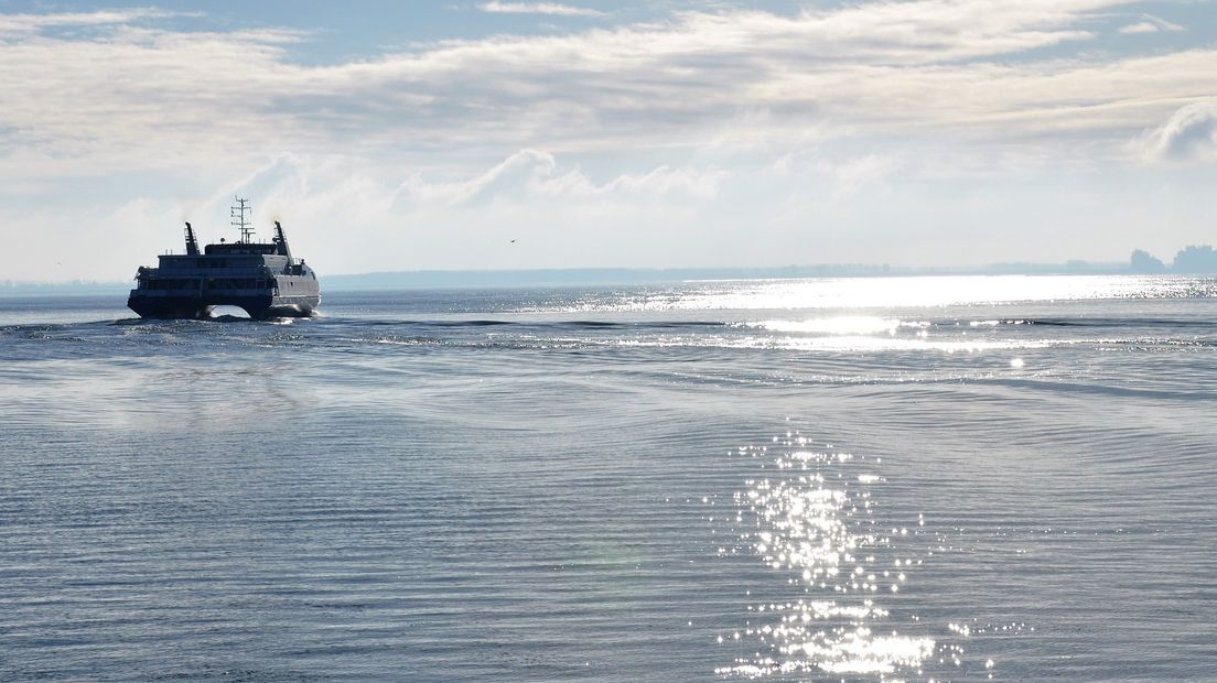 De veerboot op weg naar Breskens bij zonsondergang
