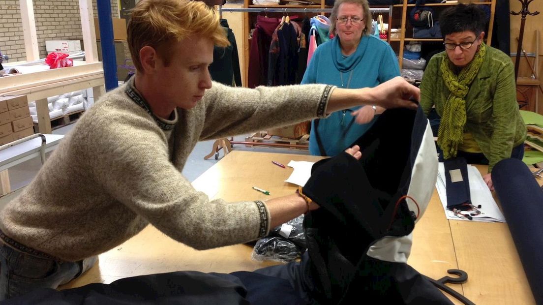 Bas Timmer met een sheltersuit / daklozenjas