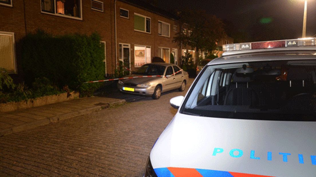 In een huis aan de Johan van Oldenbarneveldstraat in Zutphen zijn 2 personen levenloos aangetroffen.