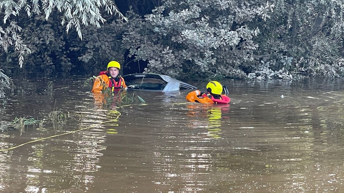 Auto Belandt In Het Water In Swalmen, Bestuurder Meldt Zich - 1Limburg