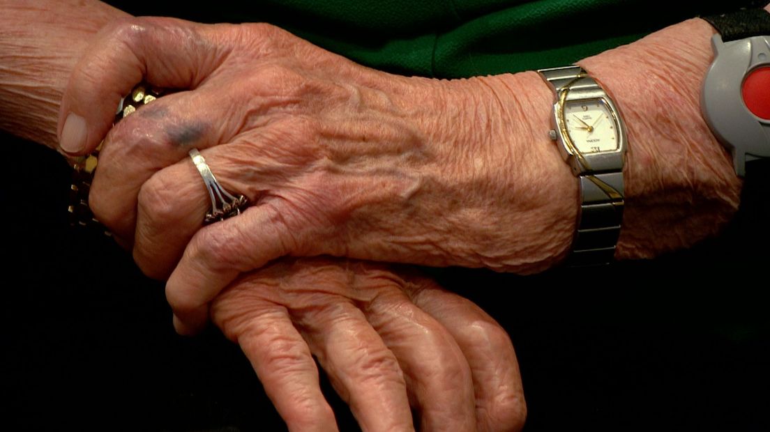 Mevrouw Pie Paaimans verpleeghuis Ter Weel Goes handen oudere bejaarde zorg ouderenzorg