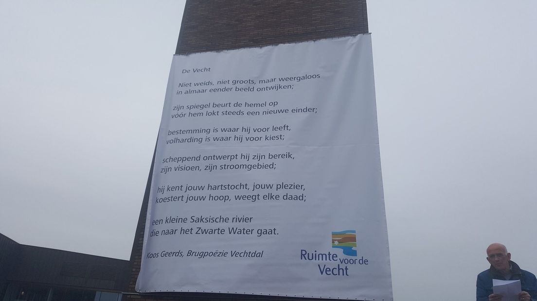 Het Vechtgedicht blijft de maand februari hangen aan gemeentehuis