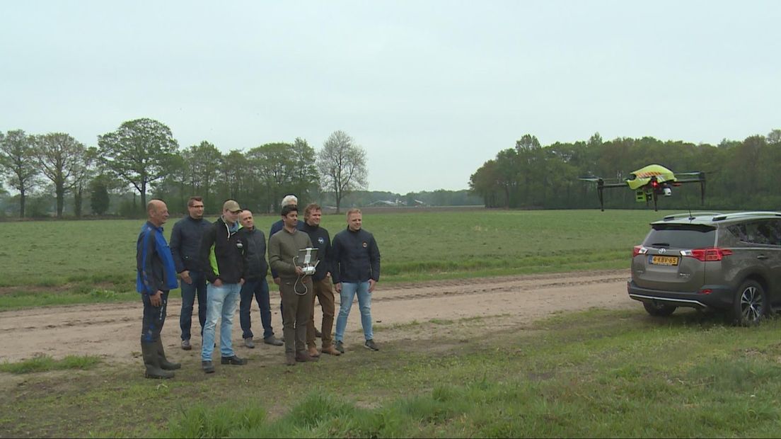 De drone vliegt in de lucht en verzamelt gegevens