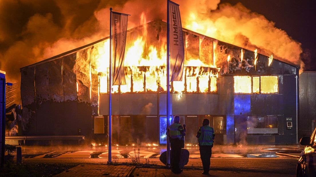 De brand is volledig uitslaand