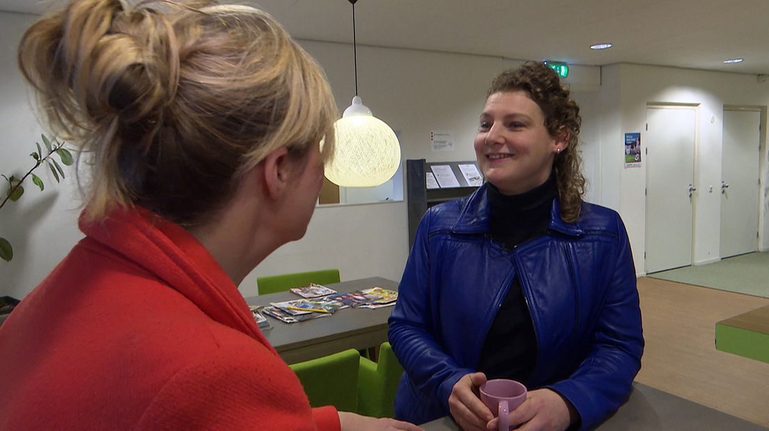 Esther van de reclassering begeleidt gedetineerden bij hun terugkeer in de maatschappij.