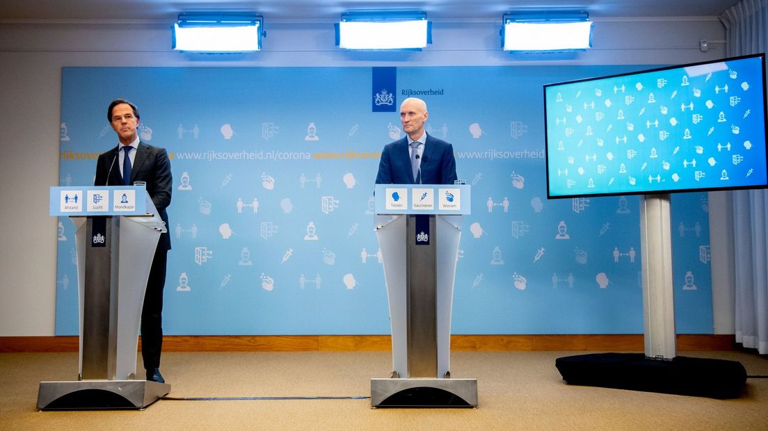 Premier Rutte en minister Kuipers bij de persconferentie