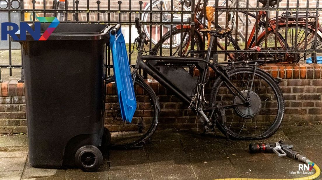 De accu werd ondergedompeld in een met water gevulde kliko bak