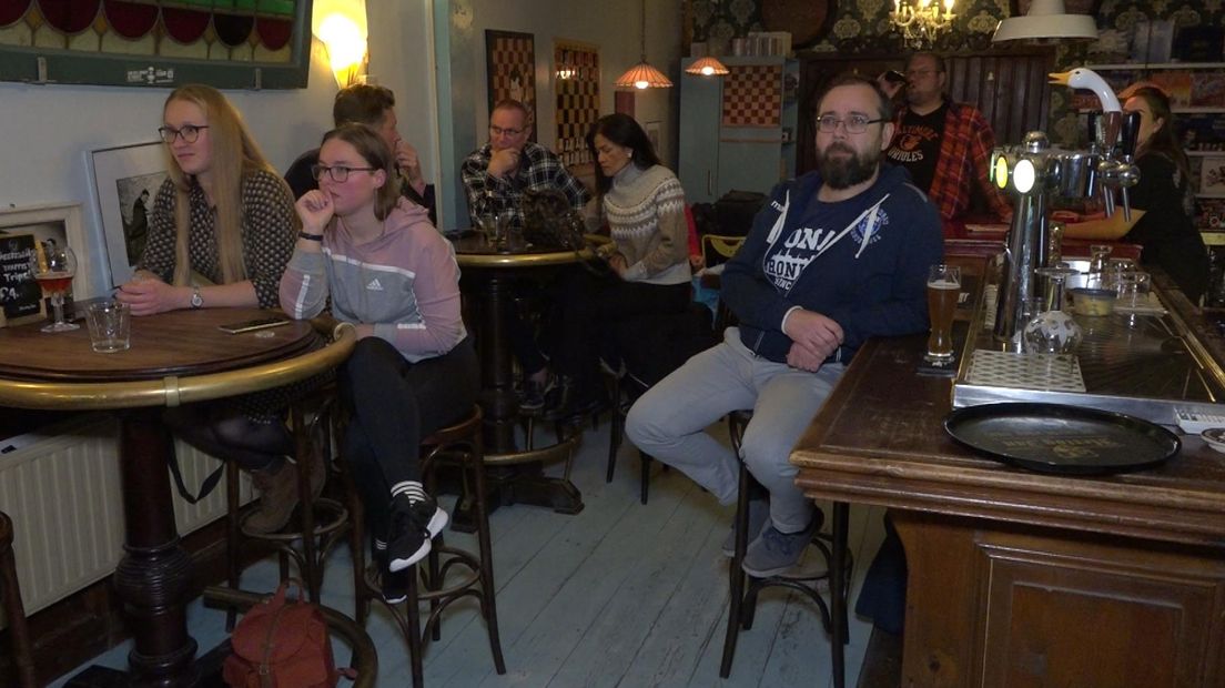 Donar-fans volgen de wedstrijd tegen BC Kalev
