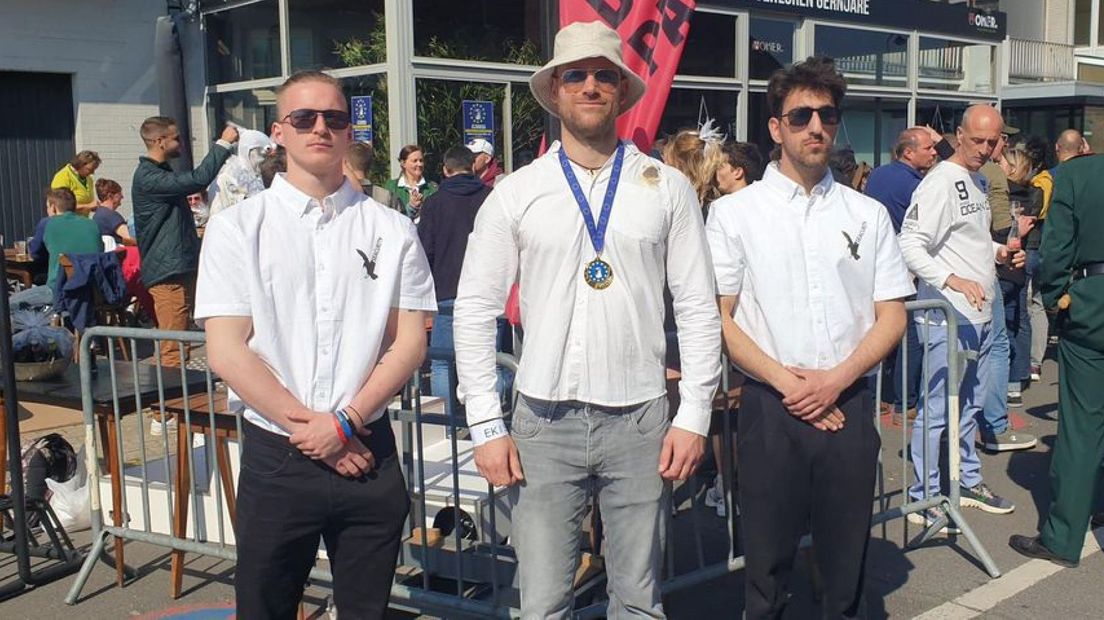 Reggy Laatsch (midden) met zijn 'sea-curity'