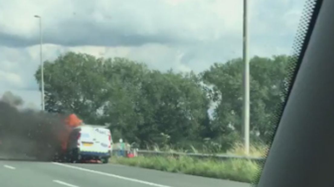 Op de A73 tussen knooppunt Ewijk en Wijchen stond maandagmiddag tijdens de spits een auto in de brand. Om 17.20 uur staat er een file van 3 kilometer stilstaand verkeer.
