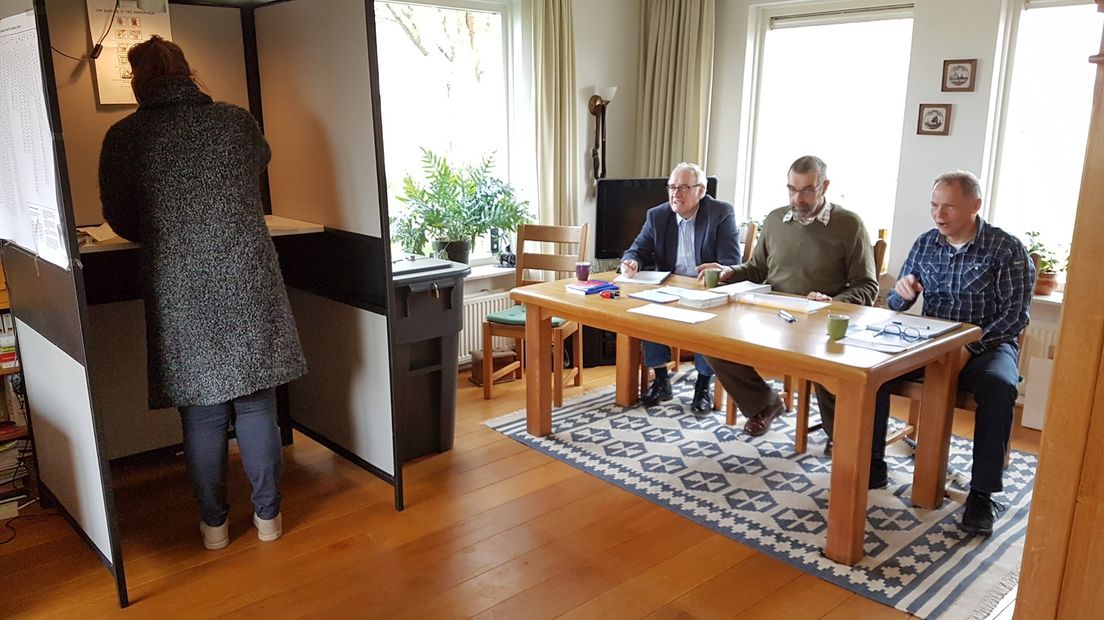 Stemmen in het kleinste stembureau van Nederland in Marle