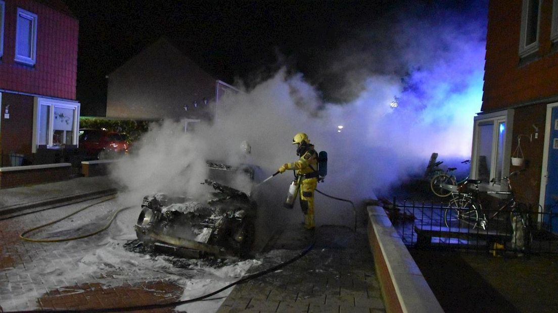 Auto volledig uitgebrand in Steenwijk