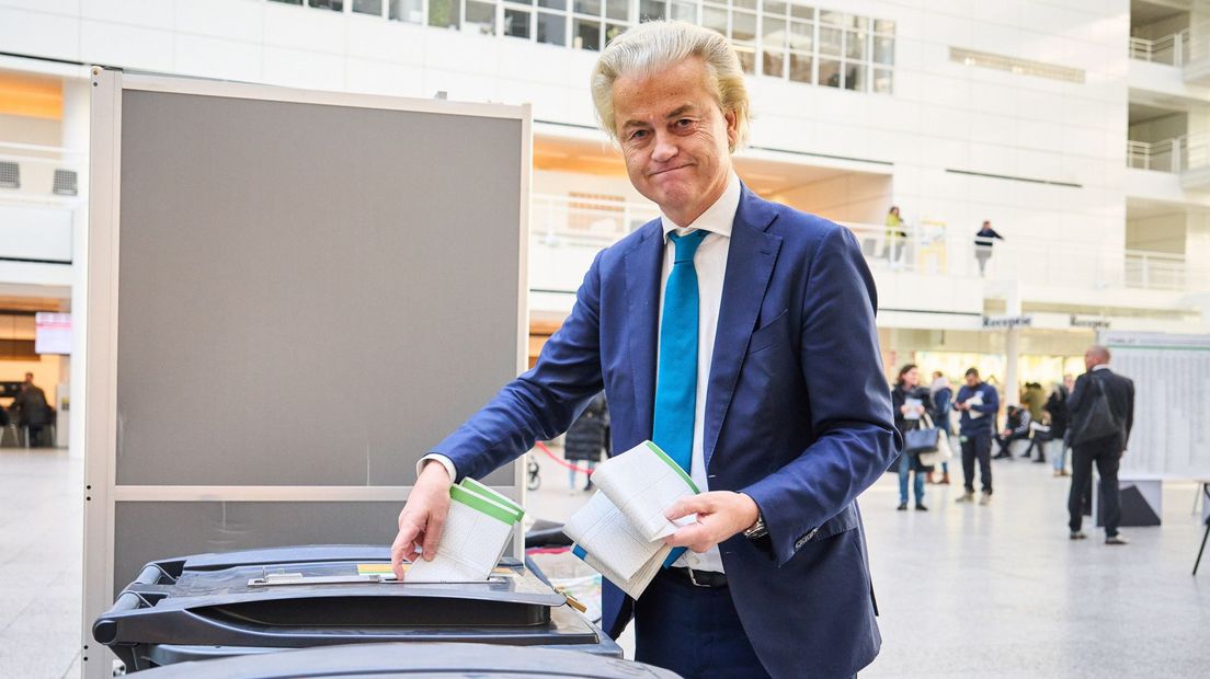 Geert Wilders (PVV) stemt in het stadhuis van Den Haag