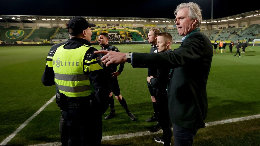 ADO-directeur Edwin Reijntjes op het veld toen de rust was wedergekeerd na de rellen