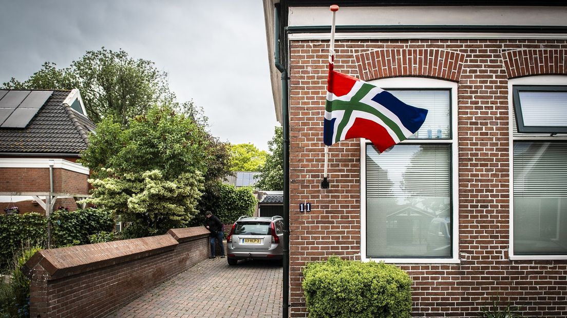 De vlag hangt halfstok in Westerwijtwerd