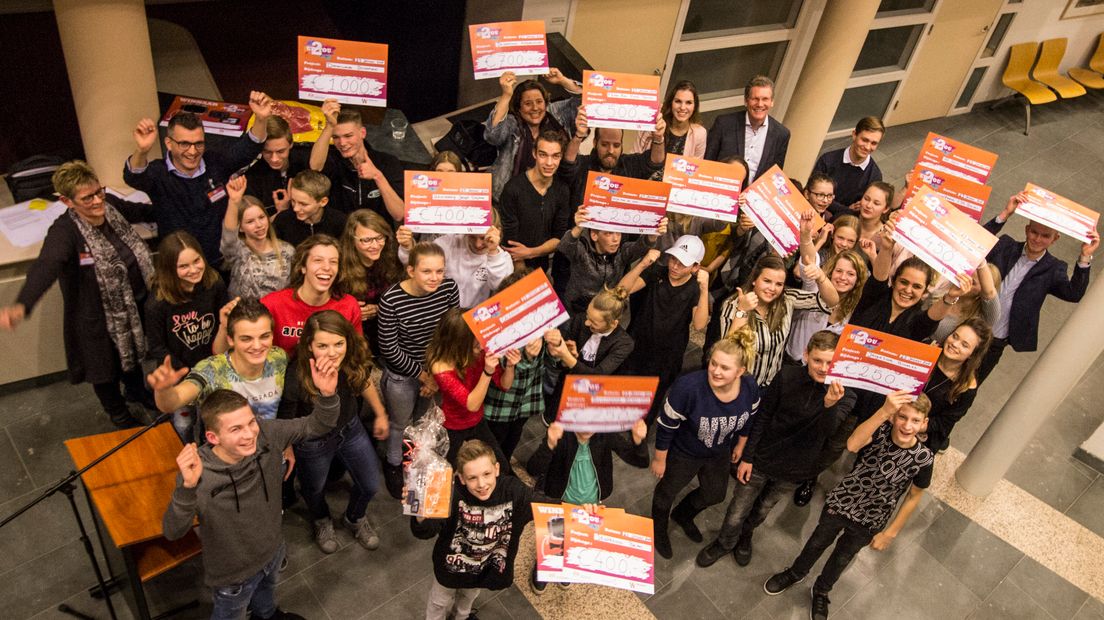 De zeventien groepen jongeren kregen allemaal een geldbedrag voor hun ideeën (Rechten: RTV Drenthe/Robbert Oosting)