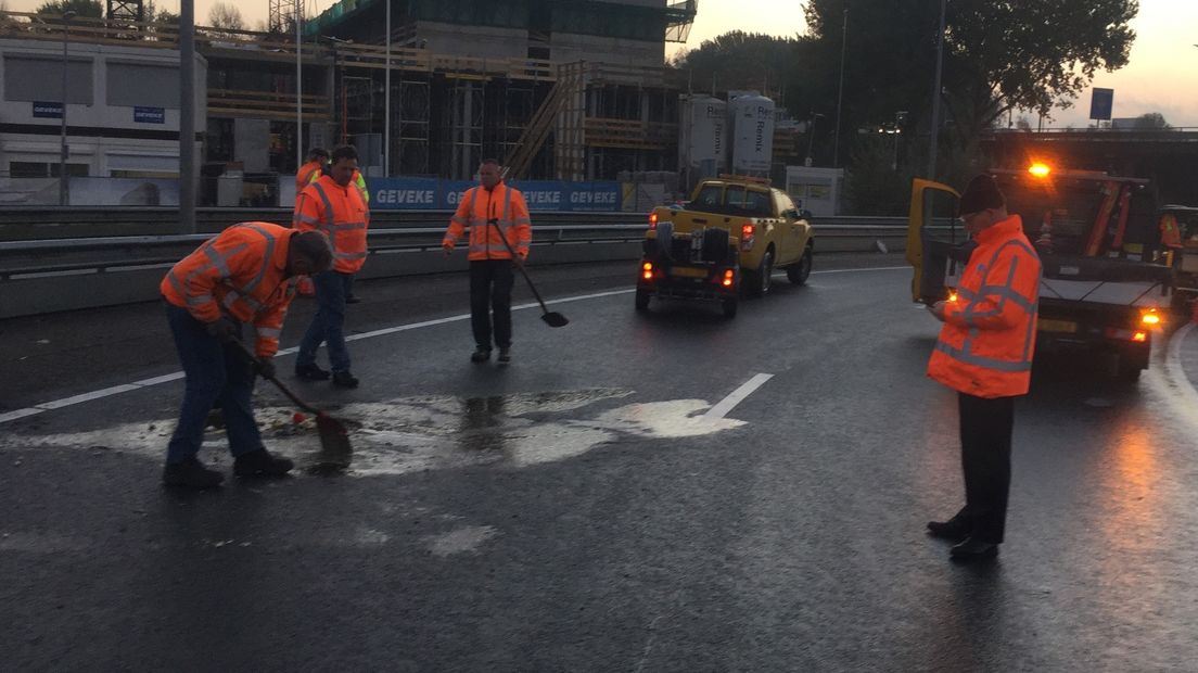 Op de N370 zijn wegwerkers druk bezig om de polyurethaan te verwijderen.