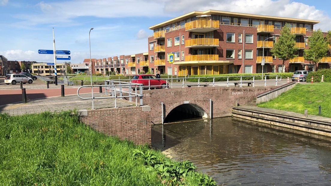 De huidige brug in Uithuizen wordt vervangen door een nieuw exemplaar.