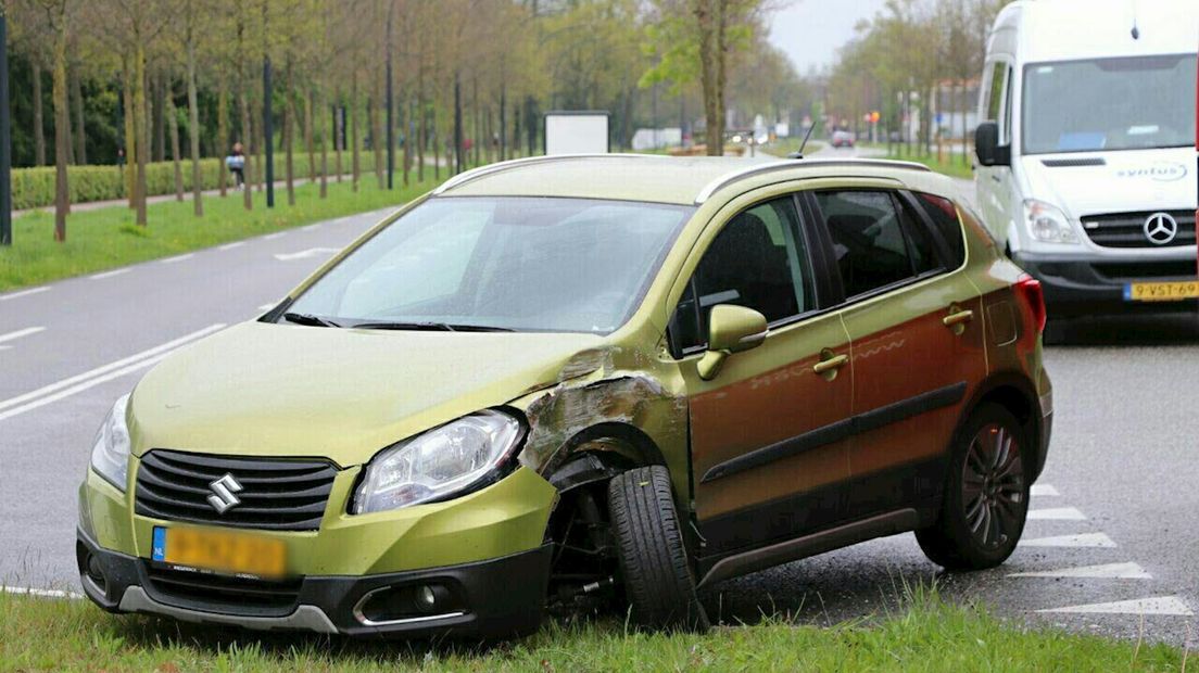 Auto botst op lijnbus in Enschede