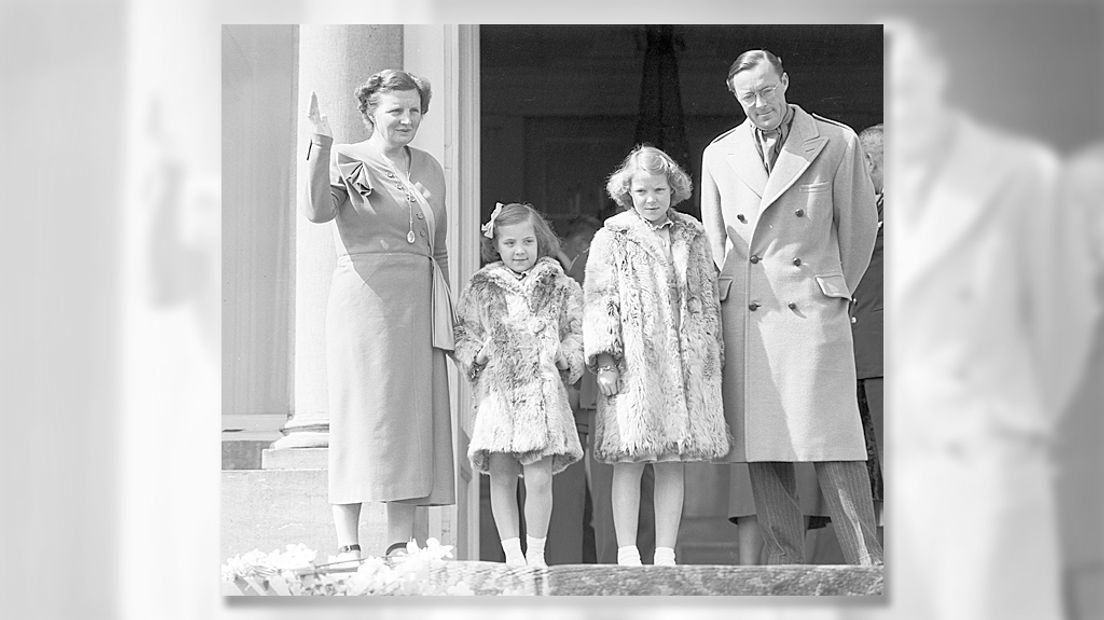 Prinses Irene met haar zus Margriet en ouders op Soestdijk.