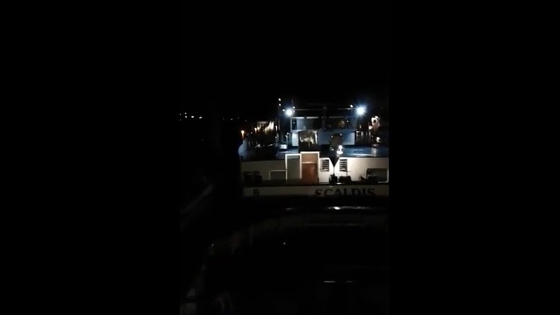 Schip even vast op strekdam haven Terneuzen (video)