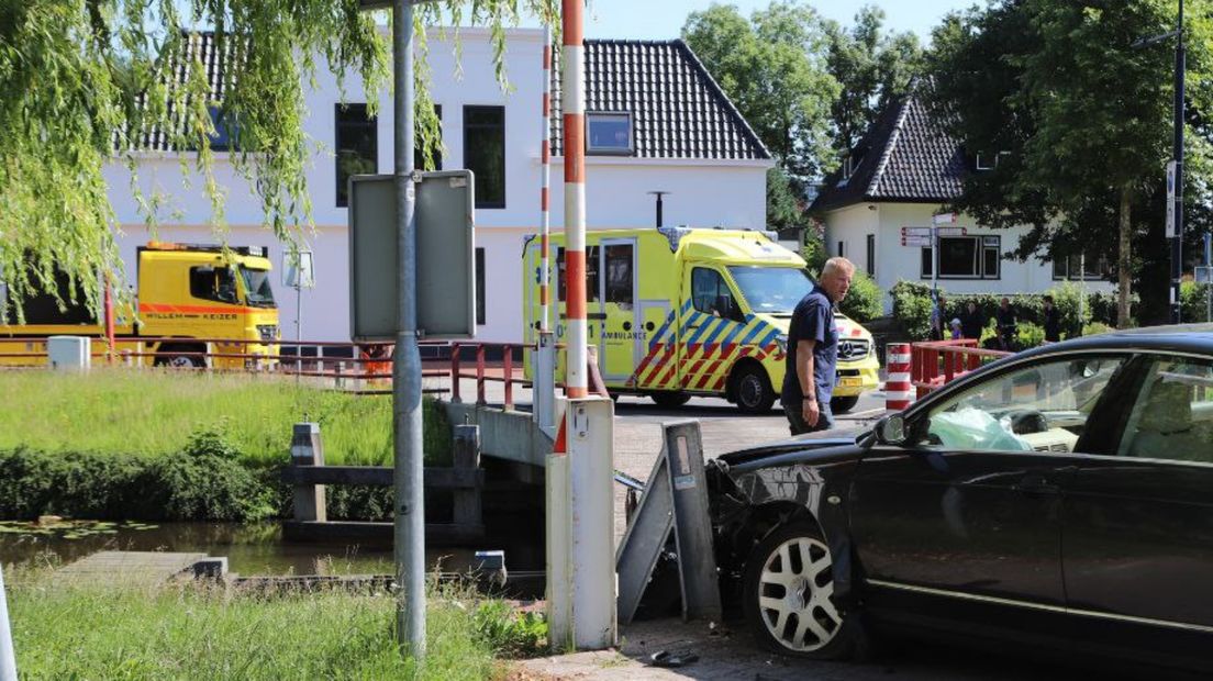De airbag van de auto is uitgeklapt na de aanrijding bij de Drouwenerbrug