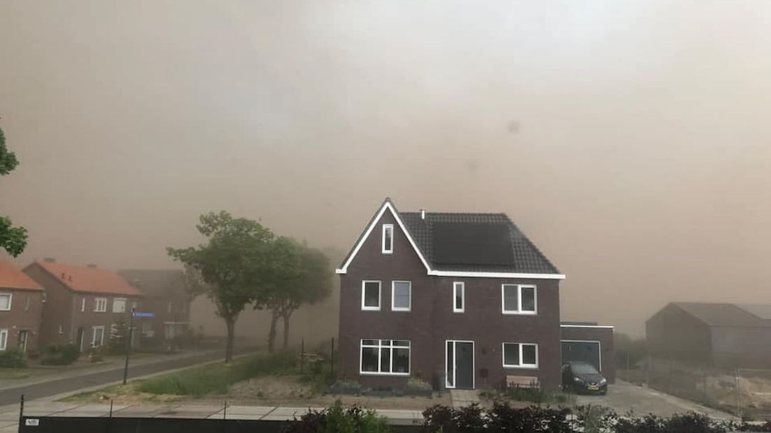 Sommige Limburgers maken ook melding van een fikse zandstorm vlak voor de regen- en onweersbuien. 