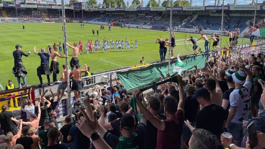 De spelers van de FC bedanken de meegereisde supporters