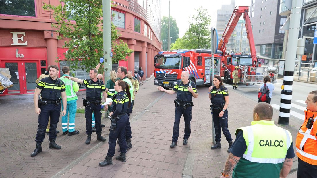 Er zijn veel hulpdiensten opgeroepen