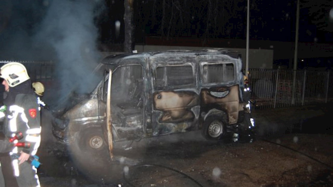 Taxibusje in Hengelo in brand gestoken