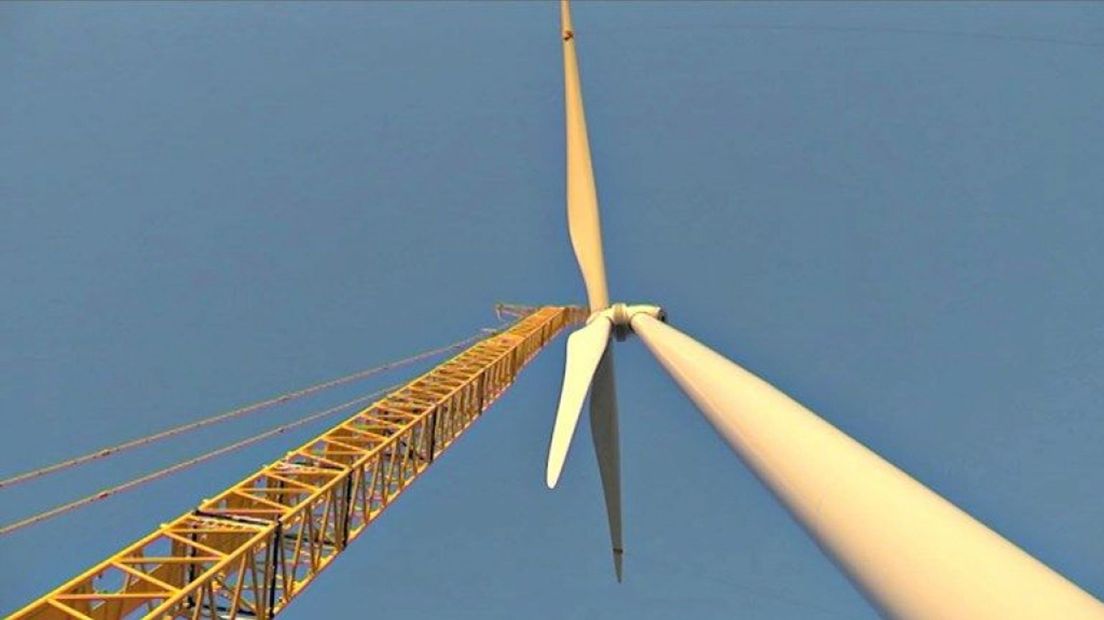 Een windmolen in aanbouw.