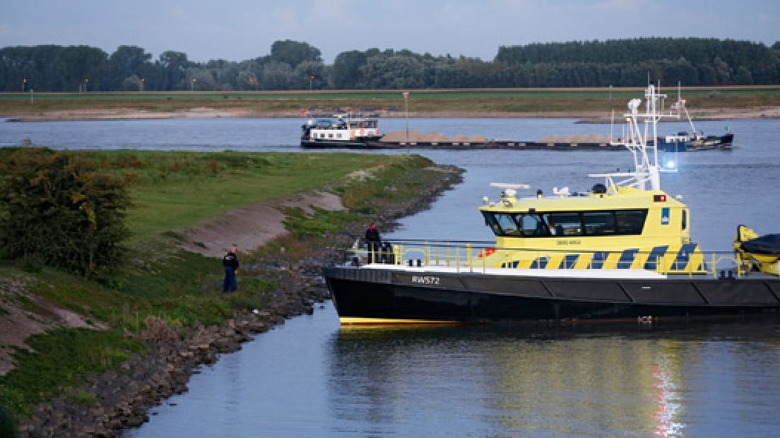 Duikers van de brandweer hebben donderdag weer in de Waal bij Tiel naar een lichaam gezocht.Woensdagavond begon de zoekactie.