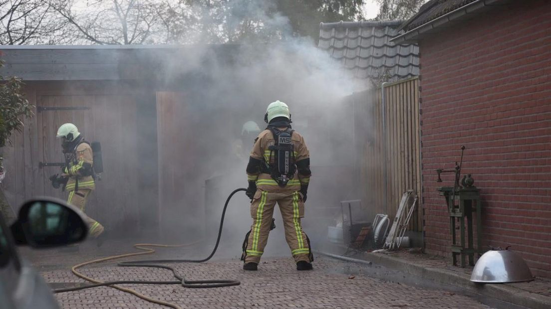 Veel rook komt vrij bij brand in houten garage