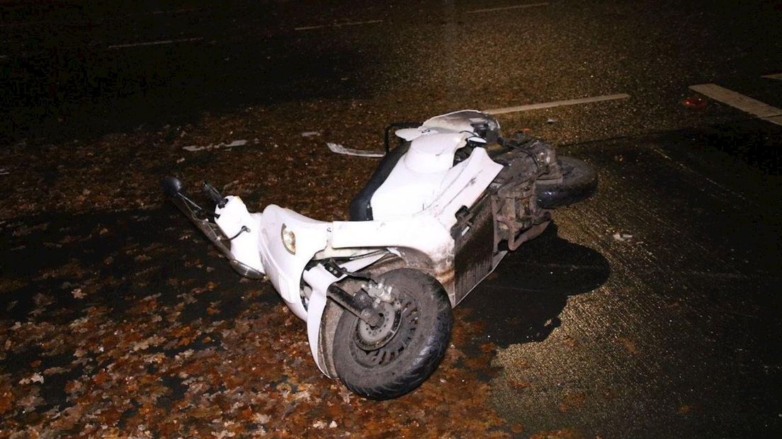 De scooter waarop de twee vrouwen zaten, kwam in botsing met een auto