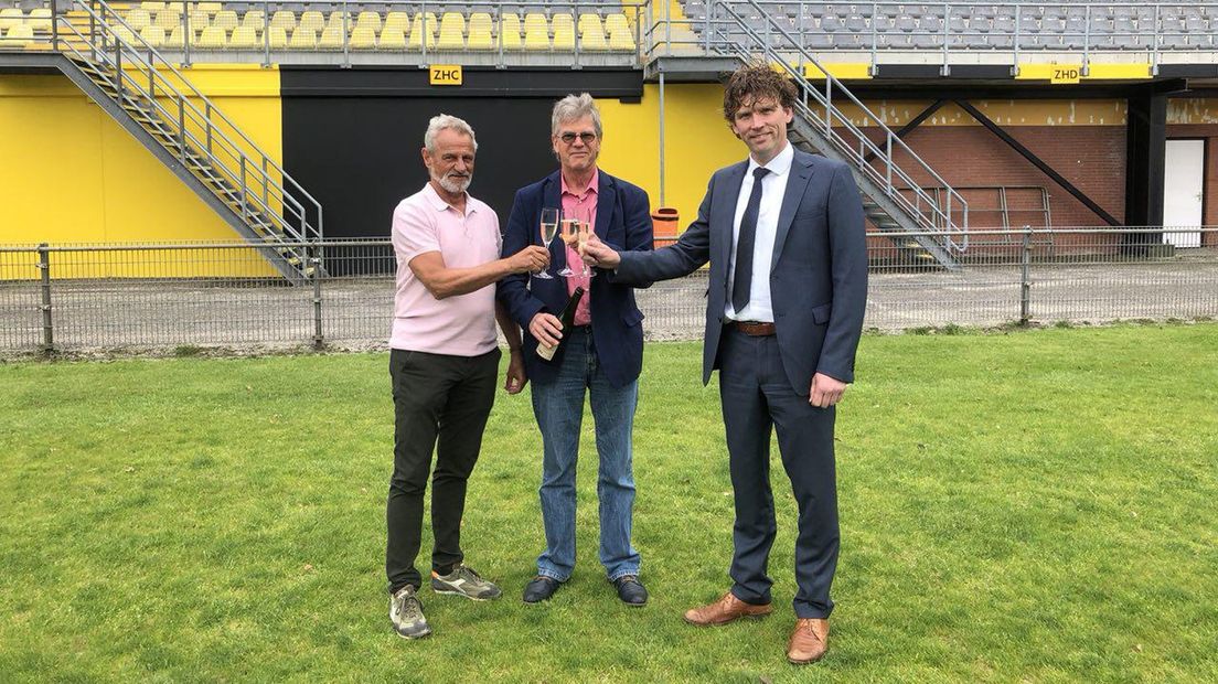 Jaap Alkema proost met Mario Post en wethouder Henk-Jan Schmaal op het doorgaan van de voetbalopera