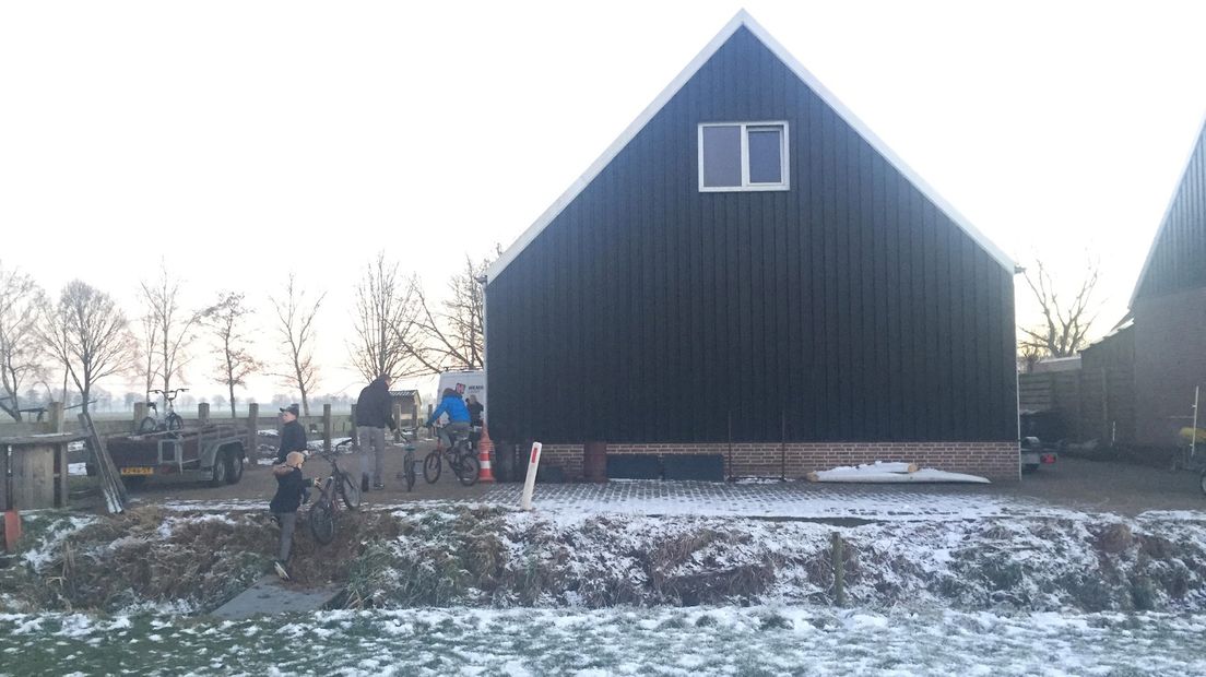 De achterkant van de schuur met sloot en weiland; ontsnappingsroute van de dieven