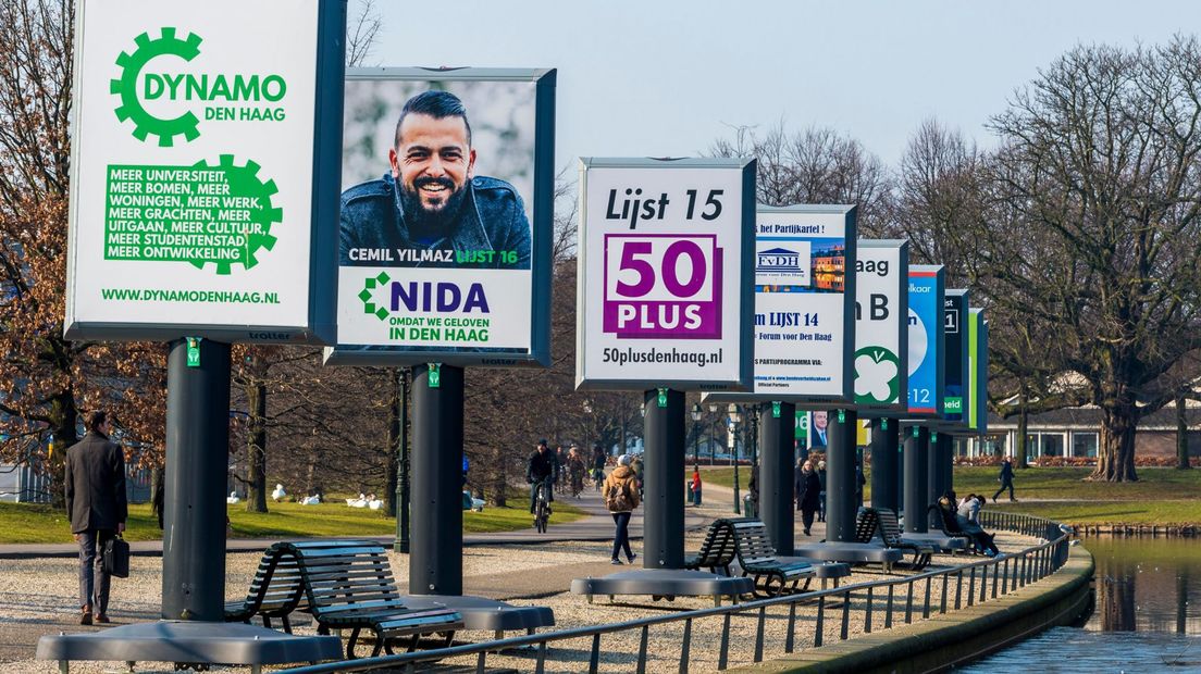 Posters bij Den Haag Centraal voor de gemeenteraadsverkiezingen van 2018.