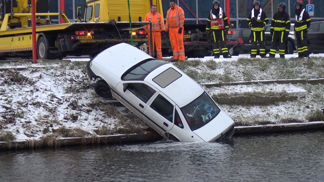 Auto te water in Goes, persoon ongedeerd (video)