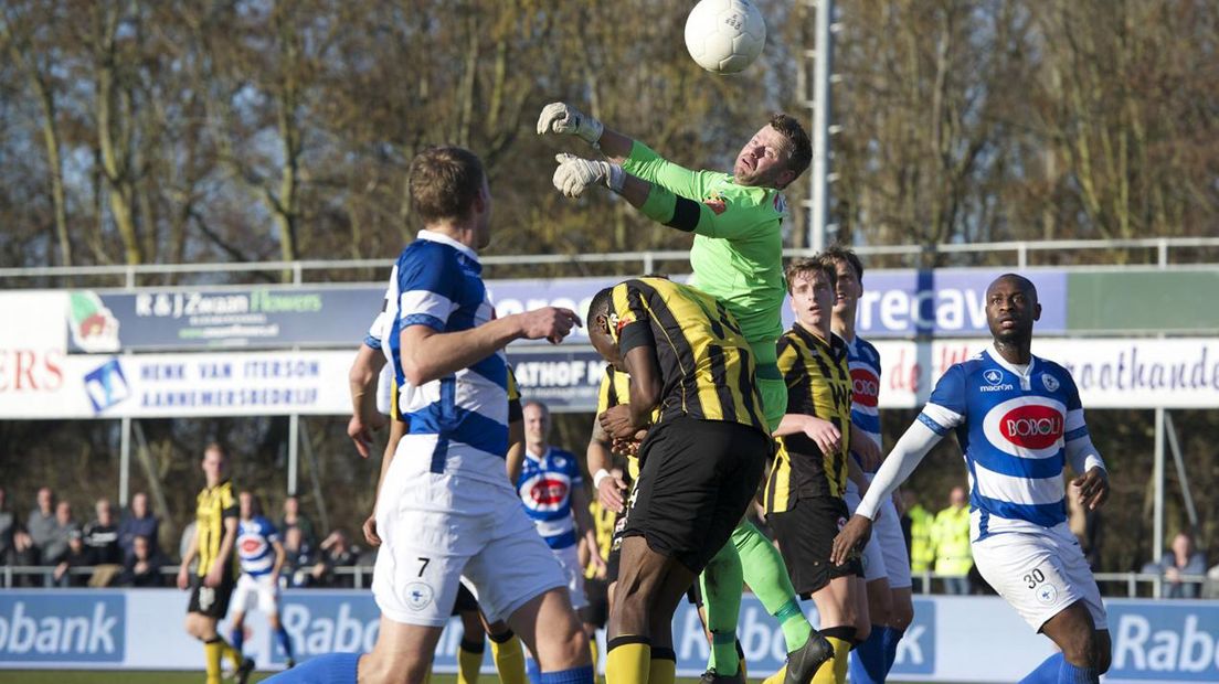 Rijnsburgse Boys-keeper Richard van Nieuwkoop torent boven de spelers uit