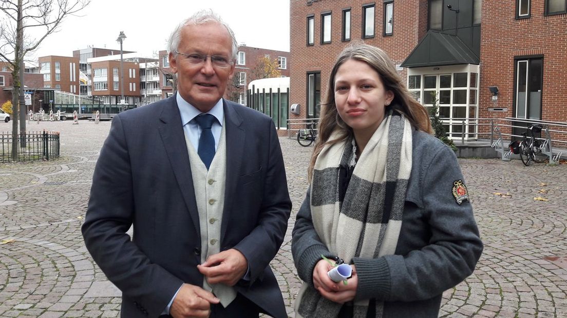 Vera Bouwmeester met burgemeester Jan Rijpstra die de petitie in ontvangst heeft genomen. Foto Liza Janson