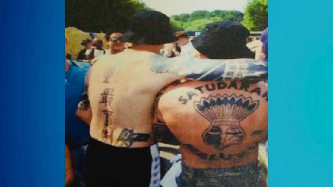 Michel B. (links) met de bekende tatoeage op z'n rug