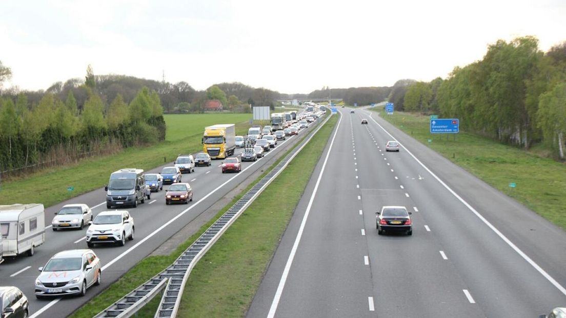 Politie rijdt auto klem op A1 bij Holten