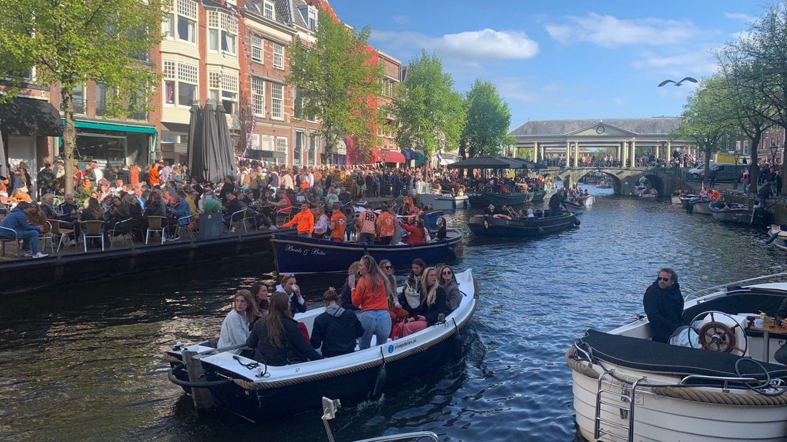 Leiden viert op en rond het water Koningsdag